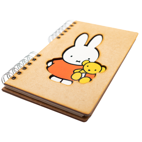 Duurzaam Houten Notitieboek – KOMONI –  Nijntje met Beer – Miffy with Bear  –  Gerecycled papier –  Navulbaar – NIJBE - Afbeelding 2