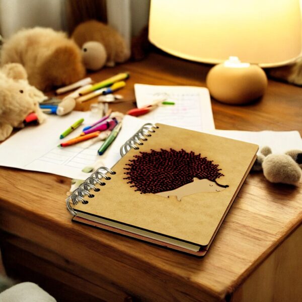 Duurzaam Houten Notitieboek – KOMONI – Andy Westface – Hedgehog - Proud-to-be-Me – Egel – Gerecycled papier – Navulbaar – AW-PRO - Afbeelding 2
