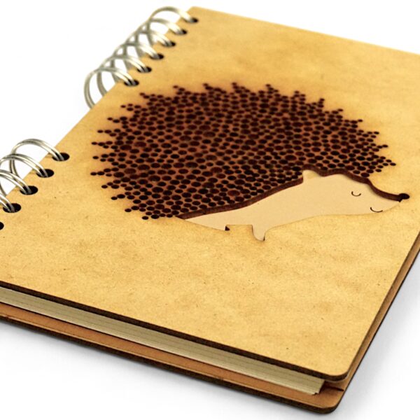 Duurzaam Houten Notitieboek – KOMONI – Andy Westface – Hedgehog - Proud-to-be-Me – Egel – Gerecycled papier – Navulbaar – AW-PRO - Afbeelding 3