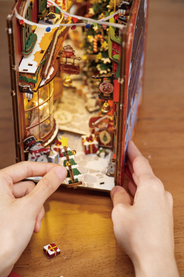 Robotime, DIY Book Nook Boekensteun Christmas Street,  TGC06, 19x12,6x25,5cm - Afbeelding 4
