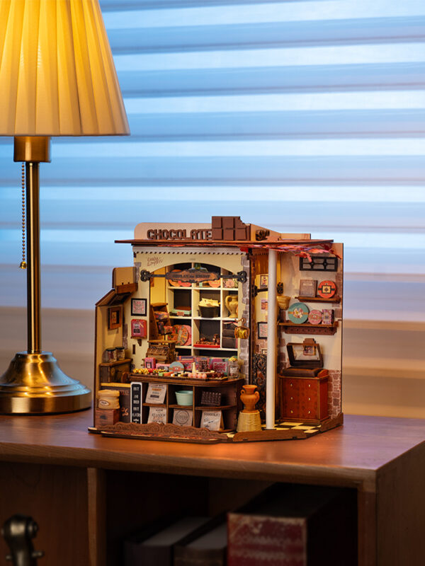 Robotime, Henry's Chocolate, DIY Miniatuurhuis, DG174, 23,5x17,5x22,0 cm - Afbeelding 5